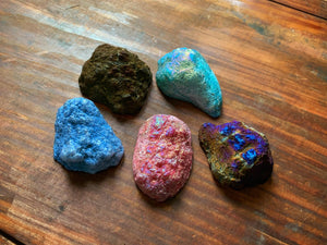 An image showing a collection of assorted colours of quartz geodes for the vacated genie geodes. These are shown upturned to show the rougher outside of the stone.